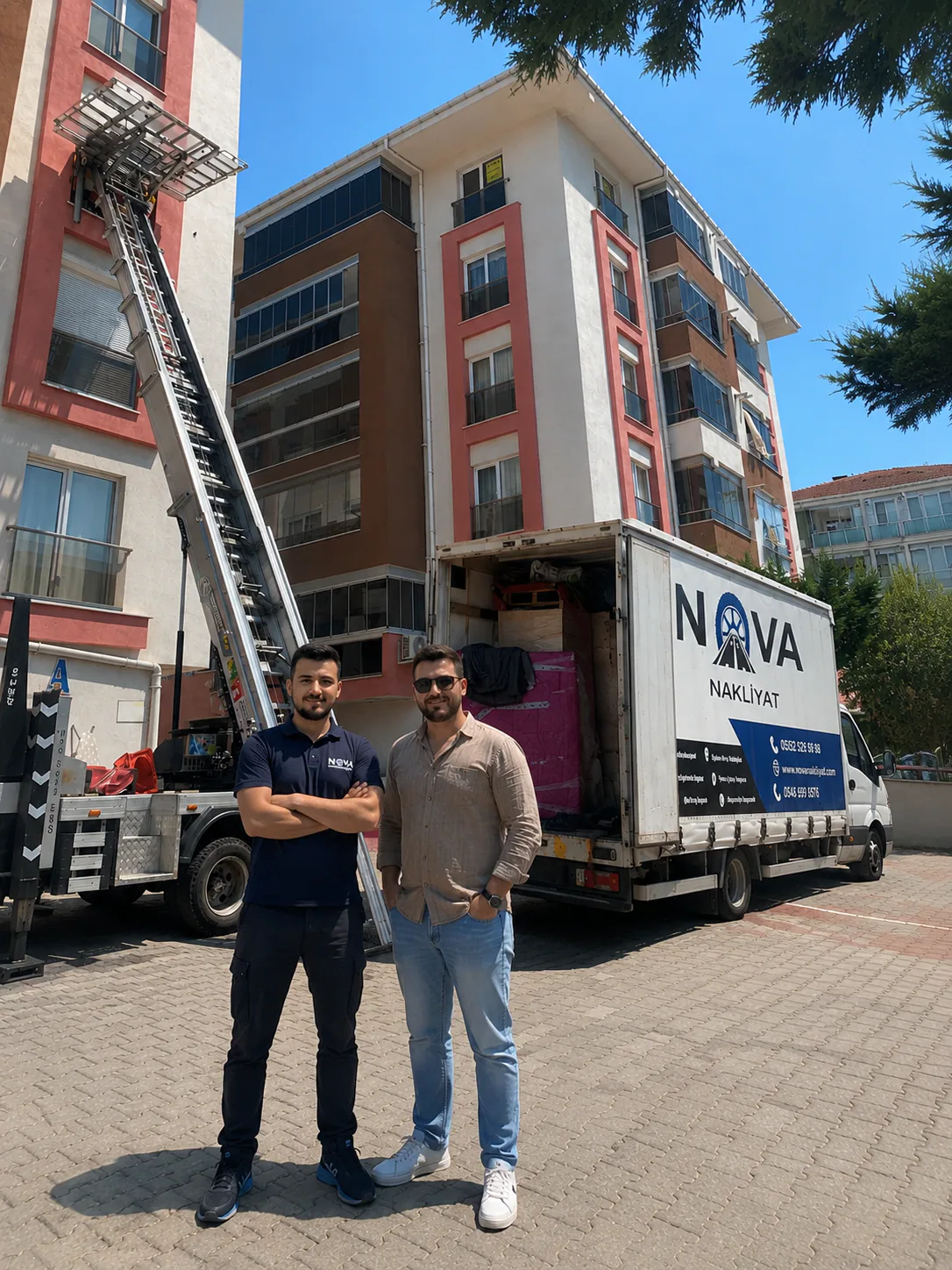 Nova Nakliyat çalışanı ve müşteri, dış cephe asansörü ile yüklenen logolu nakliye kamyonunun önünde