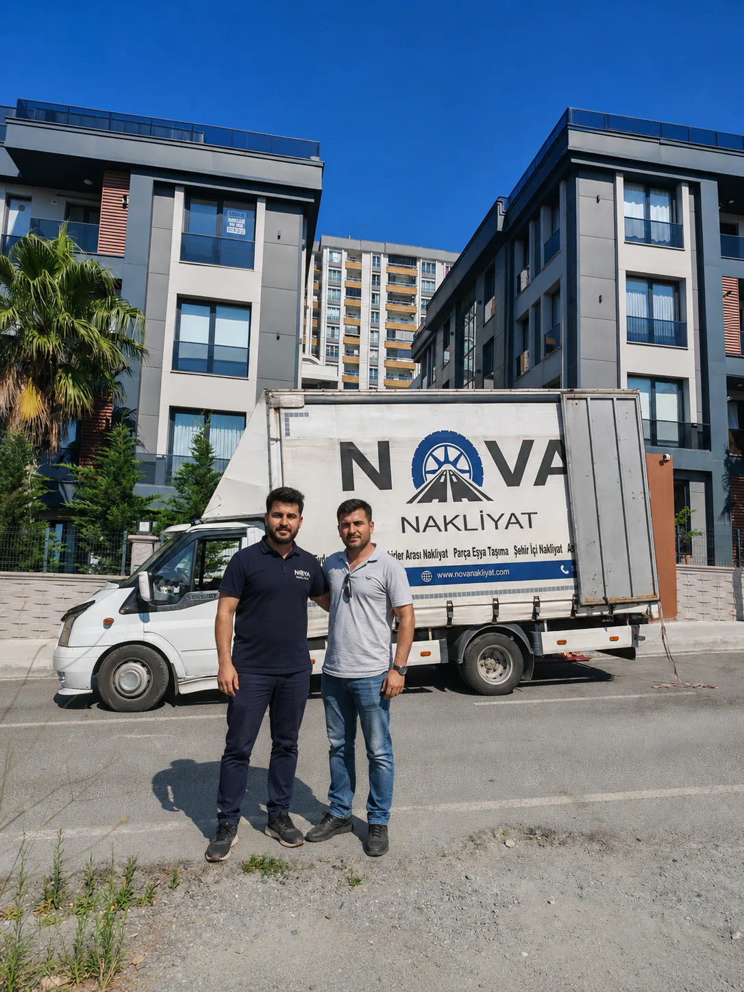 Nova Nakliyat çalışanı ve müşteri, şehir içi taşımada kullanılan logolu kapalı kasa kamyonetin önünde